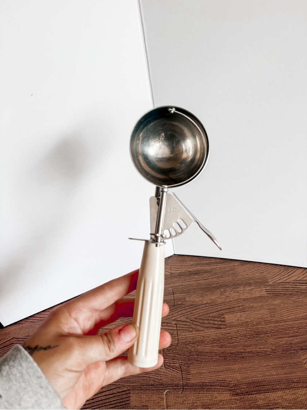 Cream Retro Metal Ice Cream Scoop